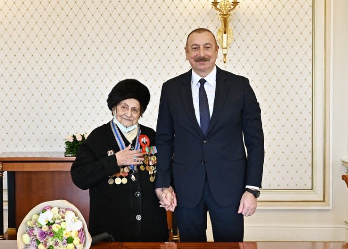 Prezident Fatma Səttarovaya “İstiqlal” ordenini təqdim etdi - YENİLƏNİB (FOTO)