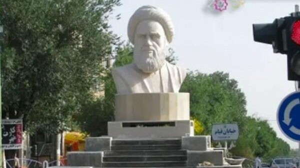 İranda Xomeyninin heykəli dağıdıldı - VİDEO