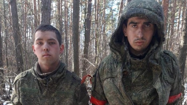 Rusiyanın 2 hərbçisi əsirgötürüldü - FOTO