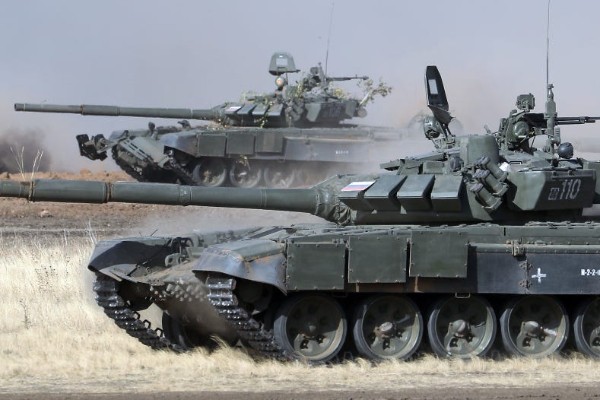 Rusiya tankları Kiyevə doğruİRƏLİLƏYİR