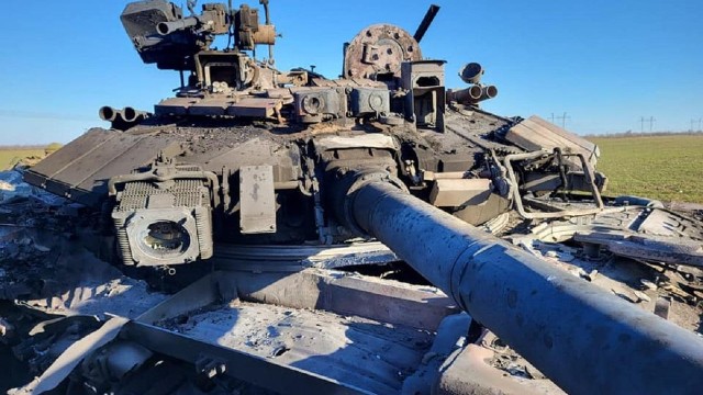 Ukrayna hərbçiləri Rusiyanın "Vladimir" tankını ələ keçirdi - FOTO