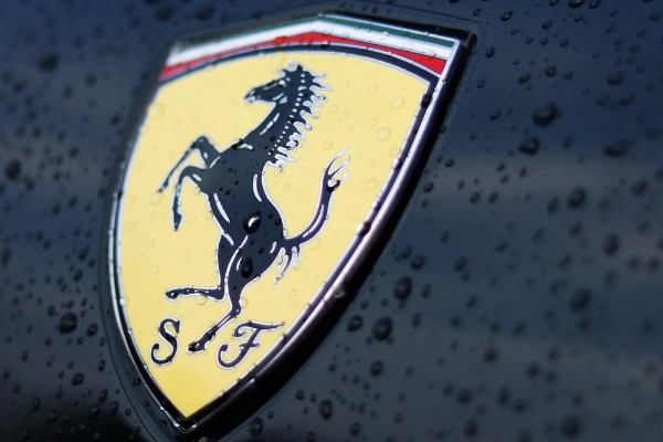 "Ferrari" 2 mindən çox avtomobili geri çağırır 