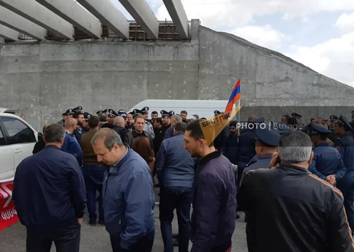 Ermənistanda etirazçılar aeroporta gedən yolu bağladılar