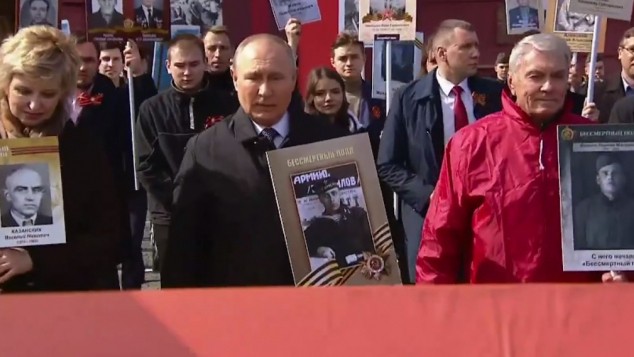 Putin yürüşə atasının fotosu ilə qatıldı