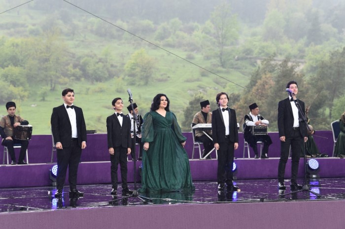 İlham Əliyev və xanımı “Xarıbülbül” festivalının açılışında - VİDEO (YENİLƏNİB)
