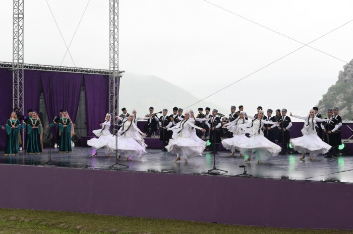 İlham Əliyev və xanımı “Xarıbülbül” festivalının açılışında - VİDEO (YENİLƏNİB)
