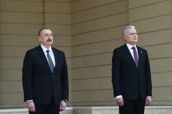 İlham Əliyev Litva Prezidentini qarşıladı - FOTOLAR