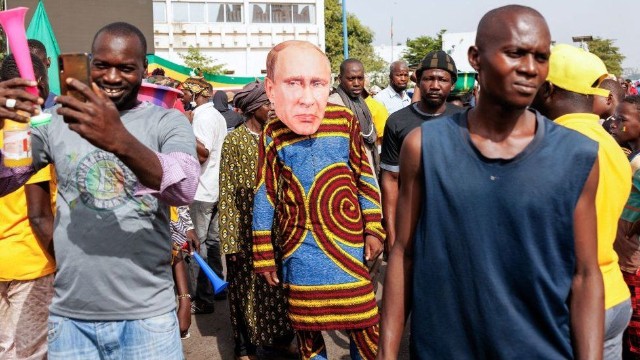 Afrikada Putinin fotosu ilə şəkil çəkdirib sonra yandırdılar 
