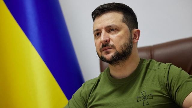"Donbasda Rusiyanın Ukraynadan 20 dəfə çox texnikası var" - Zelenski