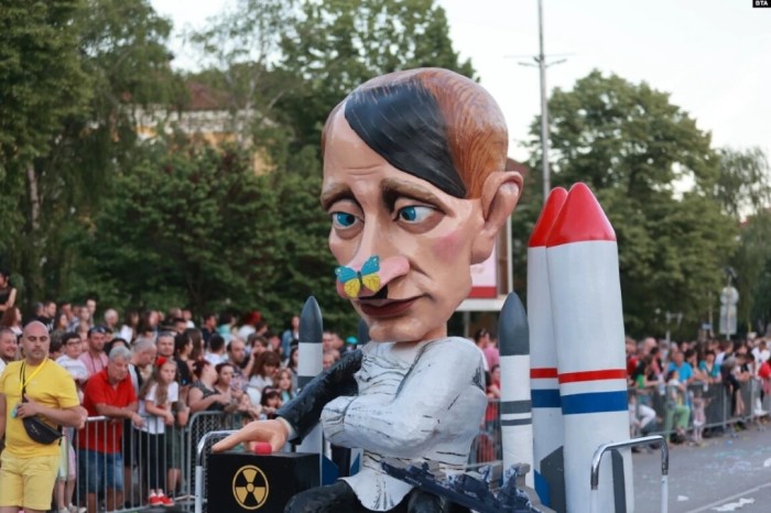 Putinin maketi karnavalda təqdim edildi - FOTO