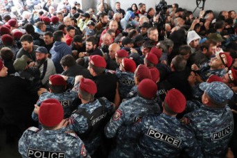 İrəvanda XİN-dəki etirazçılarla polis arasında toqquşma - VİDEO (YENİLƏNİB-1)