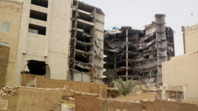 İranda çökən binaya görə məmurlər həbs edildi 