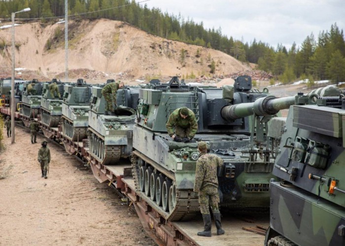 Finlandiya Rusiya ilə sərhədə hərbi texnika toplayır -FOTO