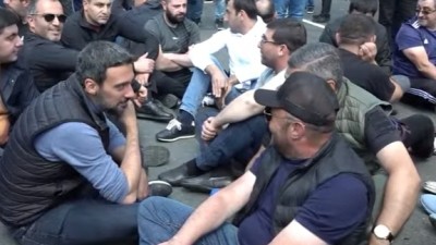 İrəvanda deputatlar prezident iqamətgahının qarşısında oturaraqetiraz etdilər