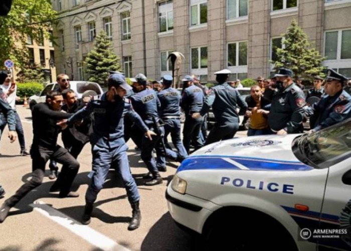 Ermənistanda polis zorakılığına qarşı etiraz aksiyası keçirilir - VİDEO