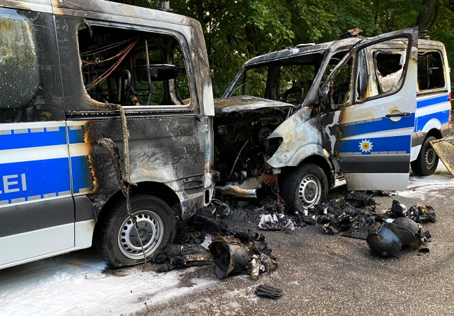 Almaniyada 8 polis maşını yandırıldı - FOTO