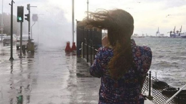Antalyadakı fırtına iki turisti xəstəxanalıq etdi-VİDEO