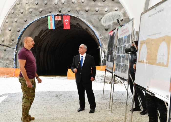 İlham Əliyev Toğanalı-Kəlbəcər yolunda inşa edilən iki tunelin tikintisi ilə tanış oldu
