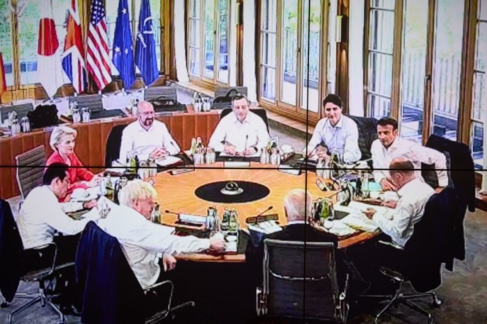 Zelenski G7 liderlərini Rusiya neftinin qiymətini məhdudlaşdırmağa çağırdı