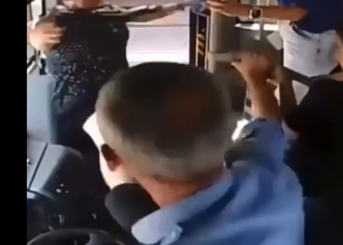 Sürücü qadın sərnişini təpiklə vurub avtobusdan çıxardı - VİDEO