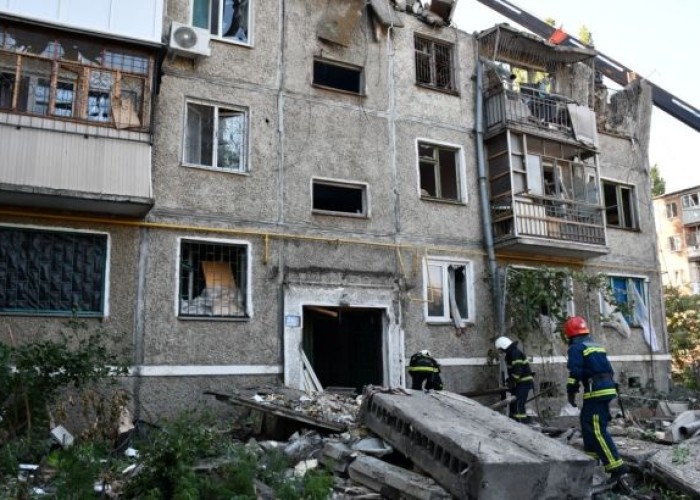 Ukraynada yaşayış binası raketlə belə vuruldu - VİDEO