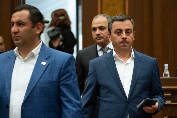 Ermənistan  parlamenti müxalif deputatlarıİSTEFAYA GÖNDƏRDİ