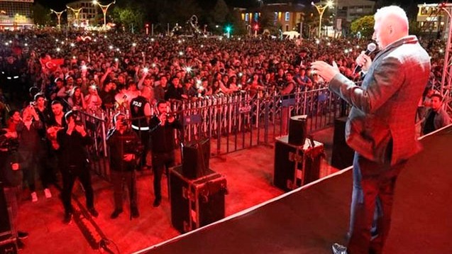Binəli Yıldırım konsertdə tamaşaçılarla mahnı oxudu -VİDEO