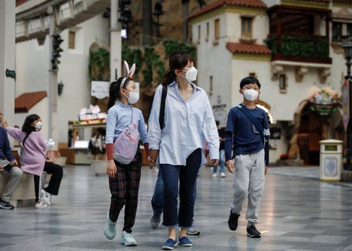Cənubi Koreyada sutkada 100 mindən çox insan koronavirusa yoluxub 