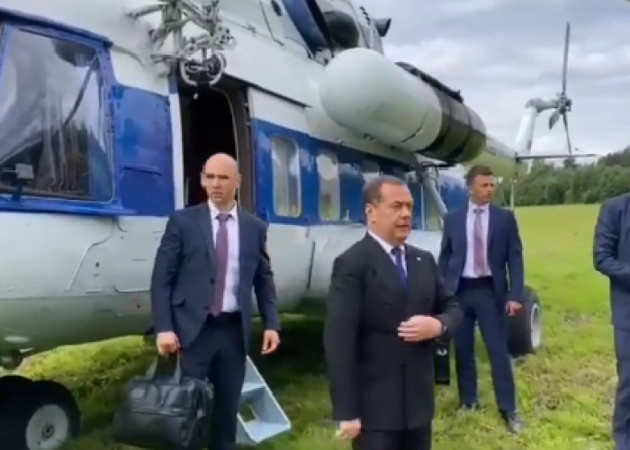 Medvedev helikopterlə sərhədə getdi - VİDEO