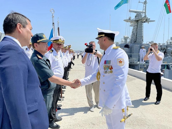 Qazaxıstanın hərbi gəmiləri Bakıda - FOTO
