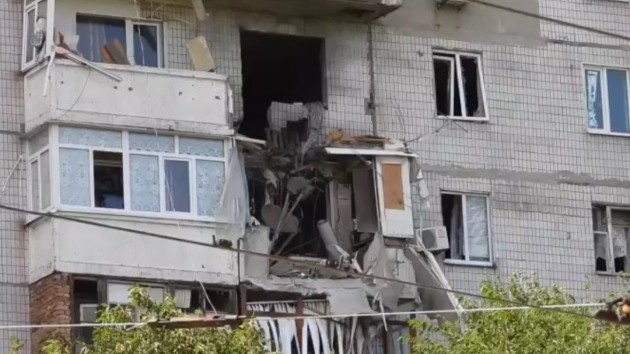Rusiya Donetskdə yaşayış binasınıatəşə tutub