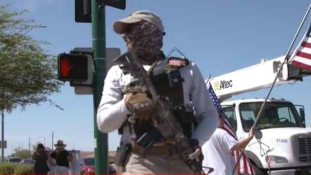Silahlı etirazçılar Trampa görə, FTB binasının qarşısınatoplaşıb