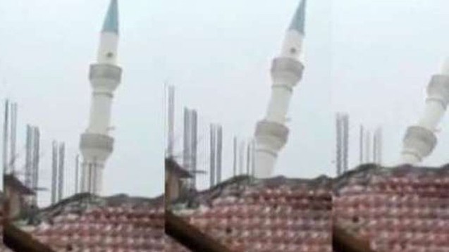 Məscidin minarəsi uçdu -VİDEO