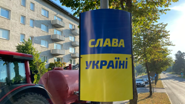 Bu ölkədə Rusiya ilə sərhəddə "Ukraynaya şöhrət" yazısı olan plakatlar asıldı