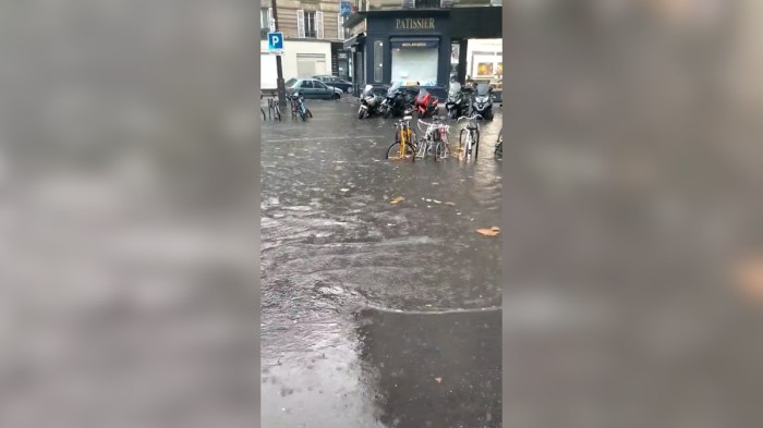 Fransada küçələr su altında qaldı, metro bağlandı - VİDEO