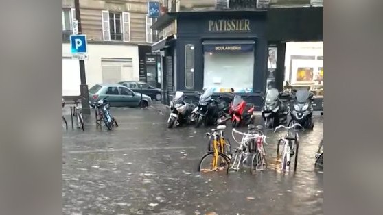 Fransada küçələr su altında qaldı, metro bağlandı -VİDEO