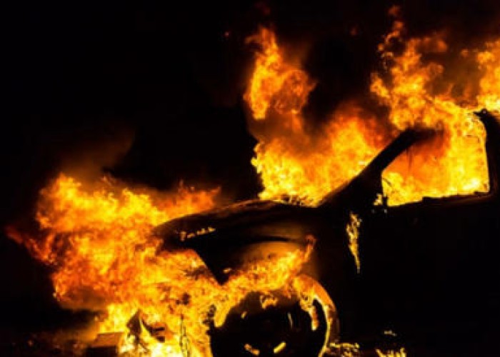 “Hyundai” dirəyə çırpılaraq yandı