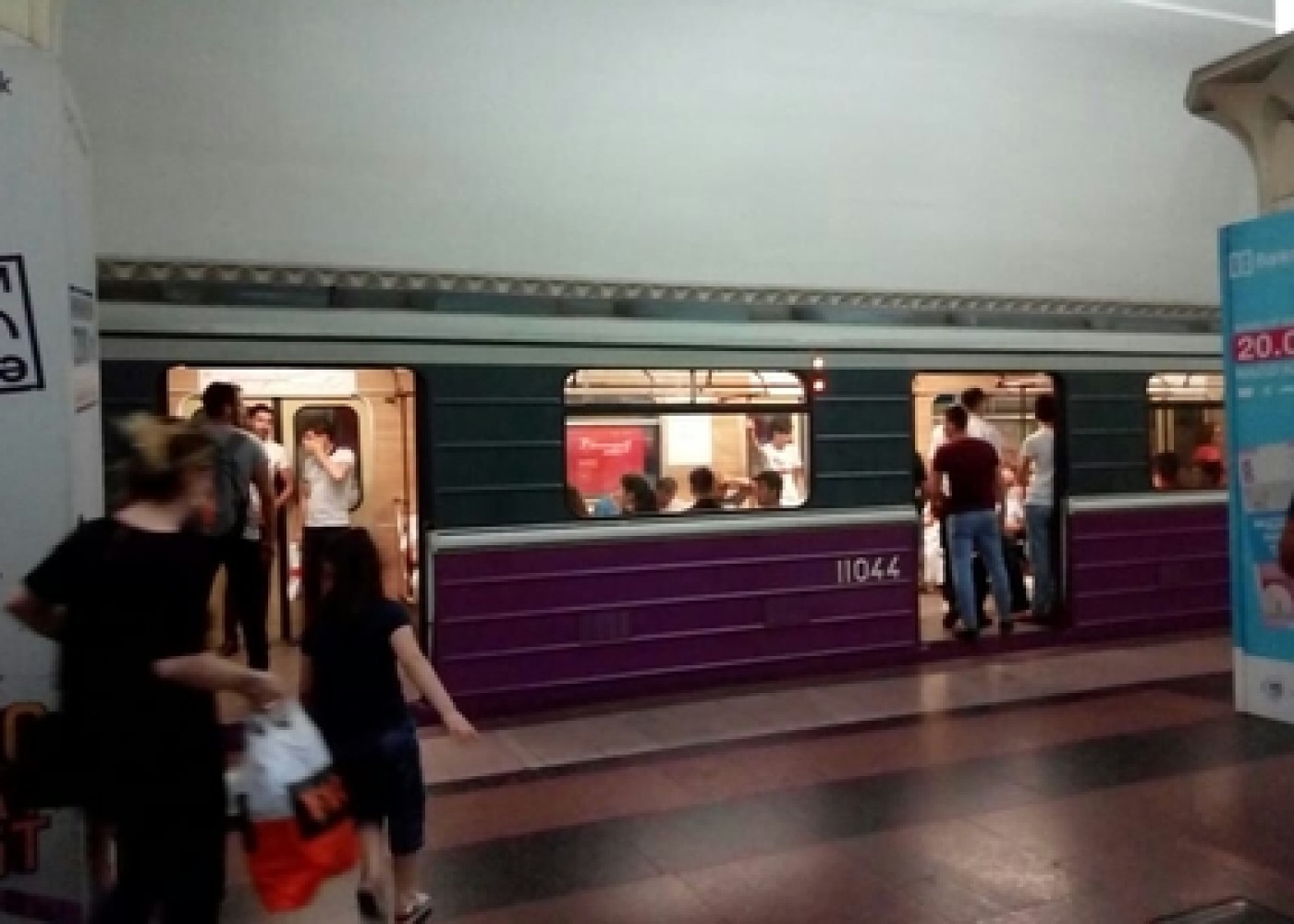 Bakı metrosunda sərnişin müdaxiləsi səbəbindən nasazlıq yarandı