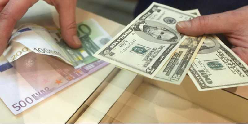 Dollar yenidən bahalaşdı:  Manat pis durumda