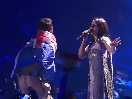 Eurovision-da ŞOK: Tamaşaçı səhnədə soyundu