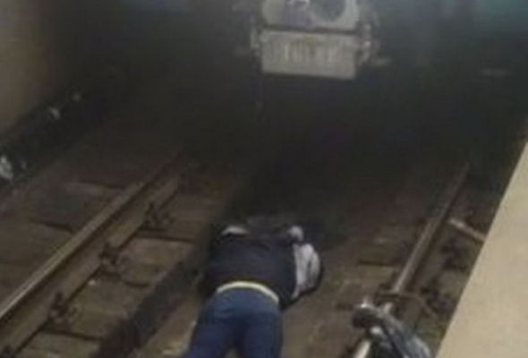 Bakı metrosunda DƏHŞƏT:  Kişi qatarın altında qalıb öldü 