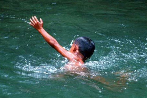 Sumqayıtda 3 azyaşlı dənizdə boğulmaqdan xilas edildi 