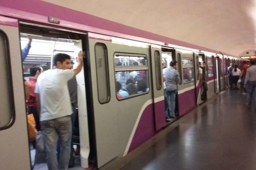 Bakı metrosunda insident â€“  3 gənc qatarı 4 dəqiqə saxladı  (VİDEO)