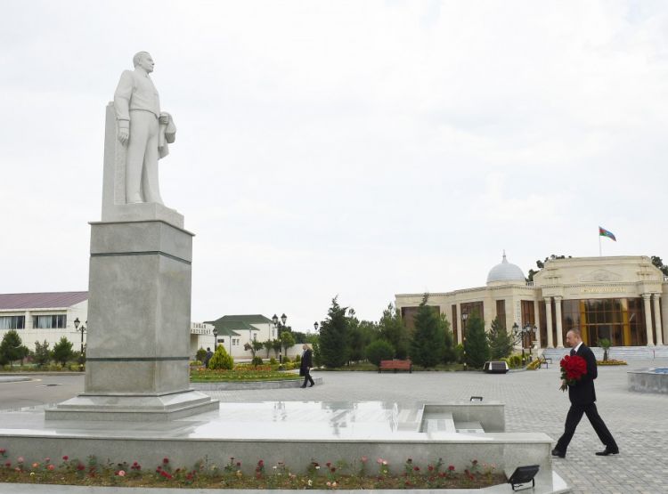 Prezident Heydər Əliyevin abidəsini ziyarət etdi  - FOTO