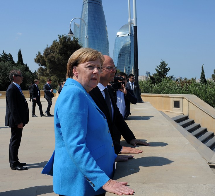 Angela Merkel Şəhidlər xiyabanını ziyarət etdi -  FOTOLAR