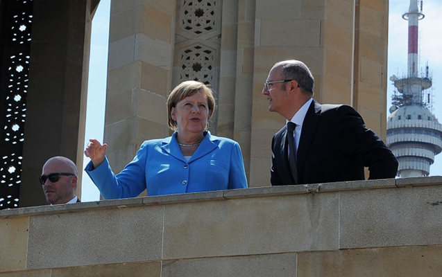 Angela Merkel Şəhidlər xiyabanını ziyarət etdi -  FOTOLAR