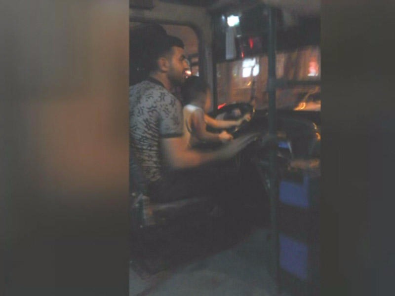 Bakıda sürücü uşaq qucağında avtobus sürür -  VİDEO